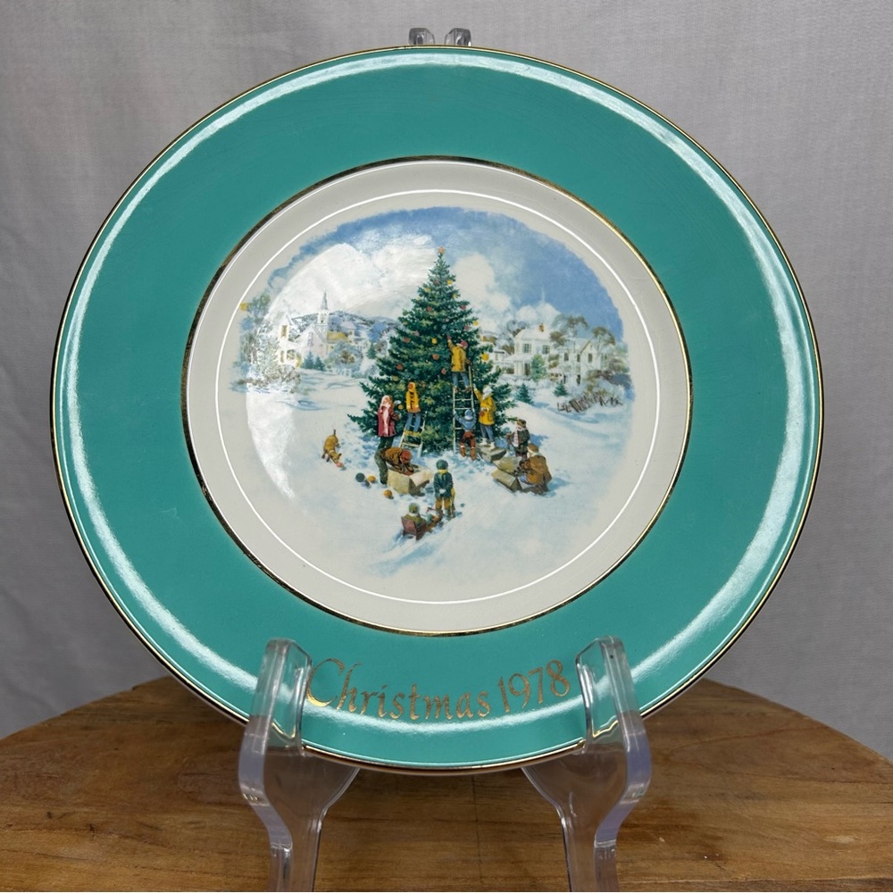 Avon Christmas Plate 1978 Trimming The Tree Decorative Retro Vintage 9 6/8”